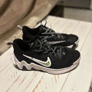 Boys Nike giannis immortality EP black volt shoe